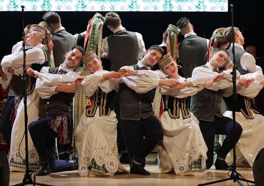 Pakyla: meras V. Makūnas (trečias iš dešinės) apdovanojo šešis kraštui labiausiai nusipelniusius žmones.