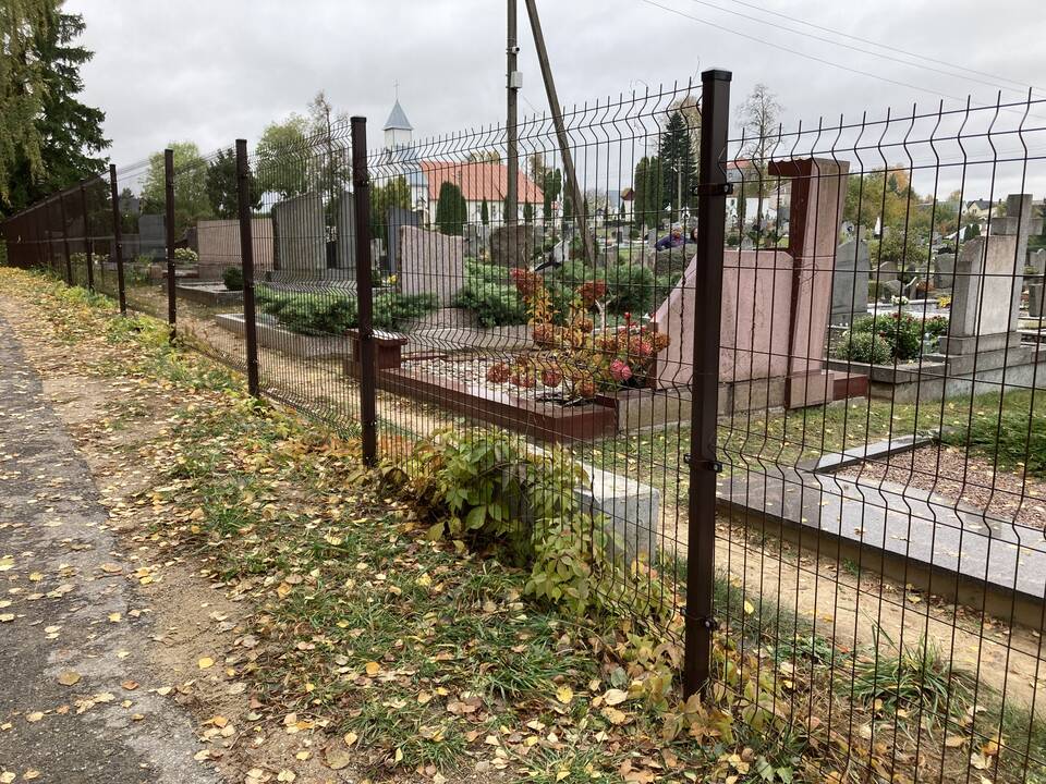 Darbai: Paštuvos kapinėse šiemet trinkelėmis išklotas pagrindinis įėjimas į bažnyčią ir į kapines, naujai įrengtas apšvietimas.