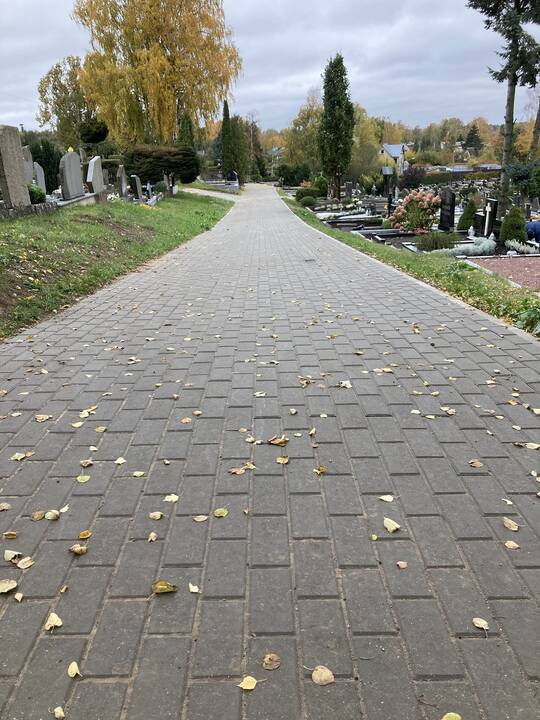 Darbai: Paštuvos kapinėse šiemet trinkelėmis išklotas pagrindinis įėjimas į bažnyčią ir į kapines, naujai įrengtas apšvietimas.