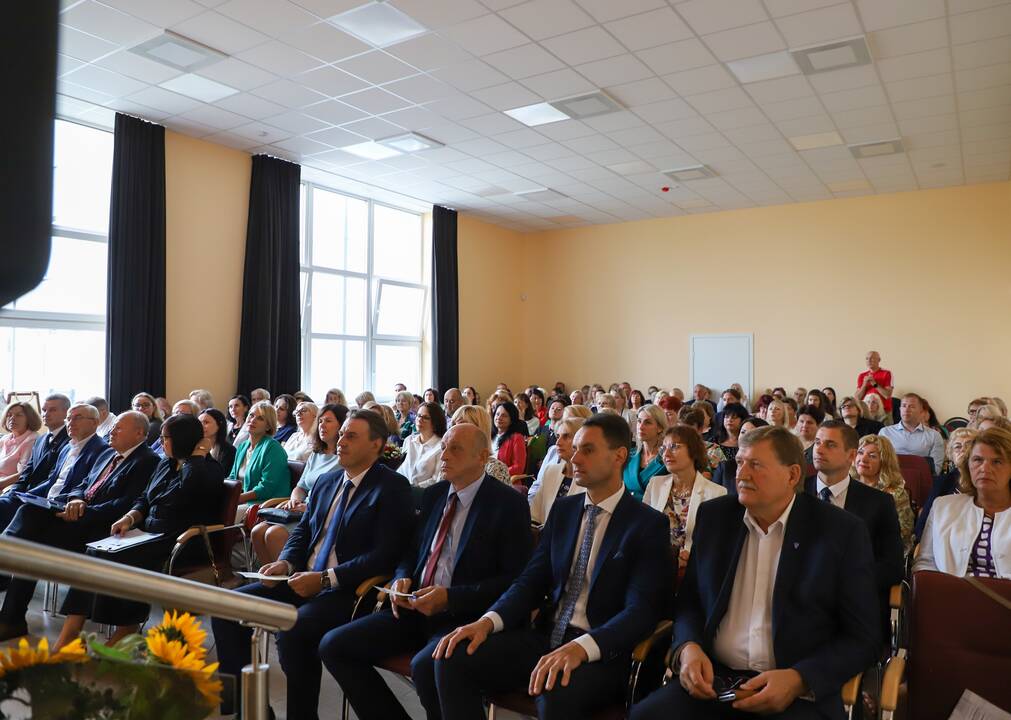 Dalyviai: į Užliedžių mokykloje-daugiafunkciame centre vykusią švietimo konferenciją susirinko savivaldybės ir švietimo įstaigų vadovai.