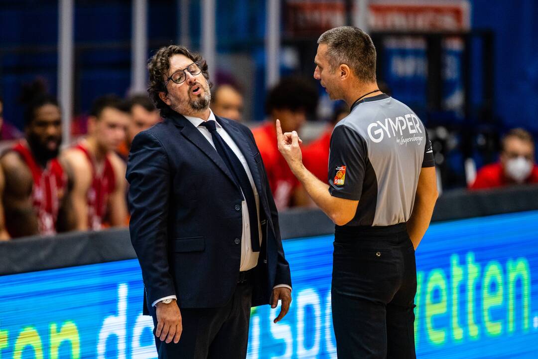 Pažintis: A. Trinchieri prieš savo pirmą treniruotę Kaune šiltai bendravo su kiekvienu žalgiriečiu.