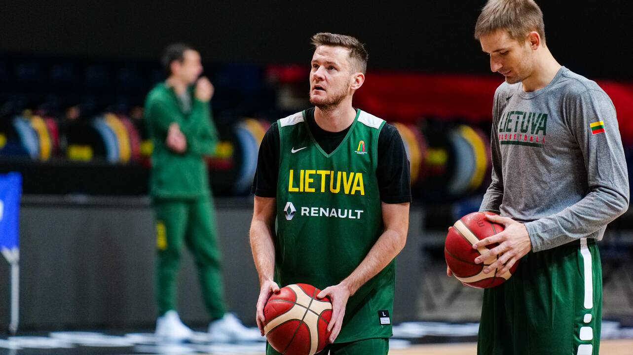 Čempionai: vokiečiai ant podiumo šėlo drauge su savo genialiuoju treneriu Gordonu Herbertu.