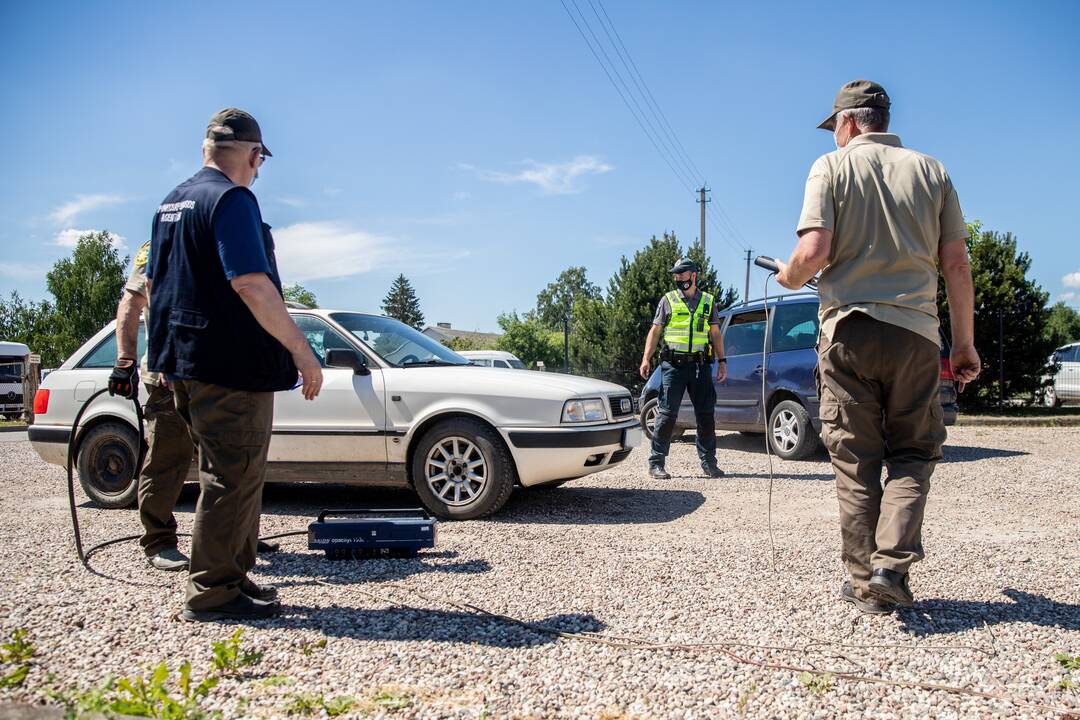 Tvarka: įtarimų kelia automobilių pardavimas užsienyje, nes automobilis išregistruojamas, tačiau netikrinama, ar pirkėjas tikrai jį išsivežė.