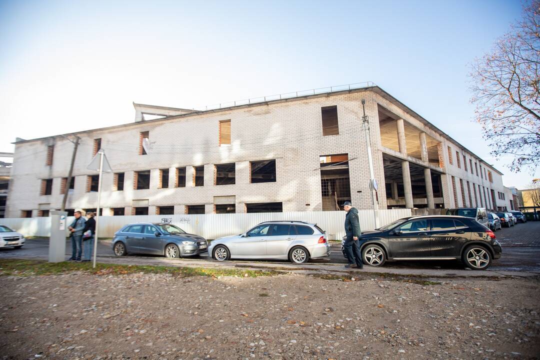 Laukia: Laisvės alėjos ir Vasario 16-osios gatvės kampinis pastatas laukia renovacijos.