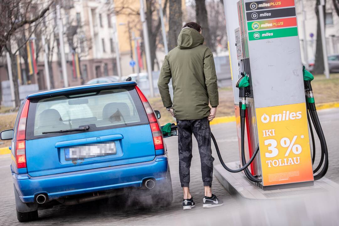Mastelis: sunkiasvorė technika ant slidaus kelio laikosi stabiliau, bet jei ji prarastų kontrolę, padariniai būtų liūdni.