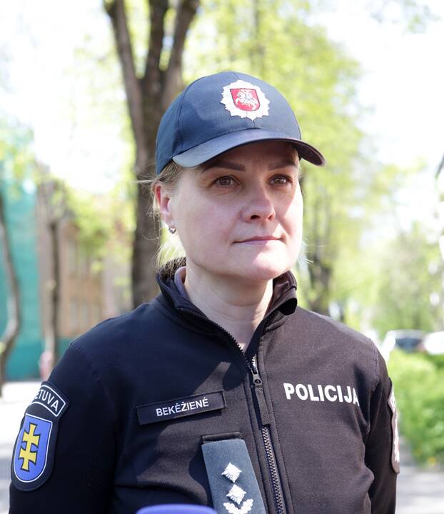 Veiksmas: atsitikus nelaimei ar incidentui, ugniagesiams neretai specialiomis kopėčiomis tenka kilti į viršutinius daugiabučio namo aukštus.