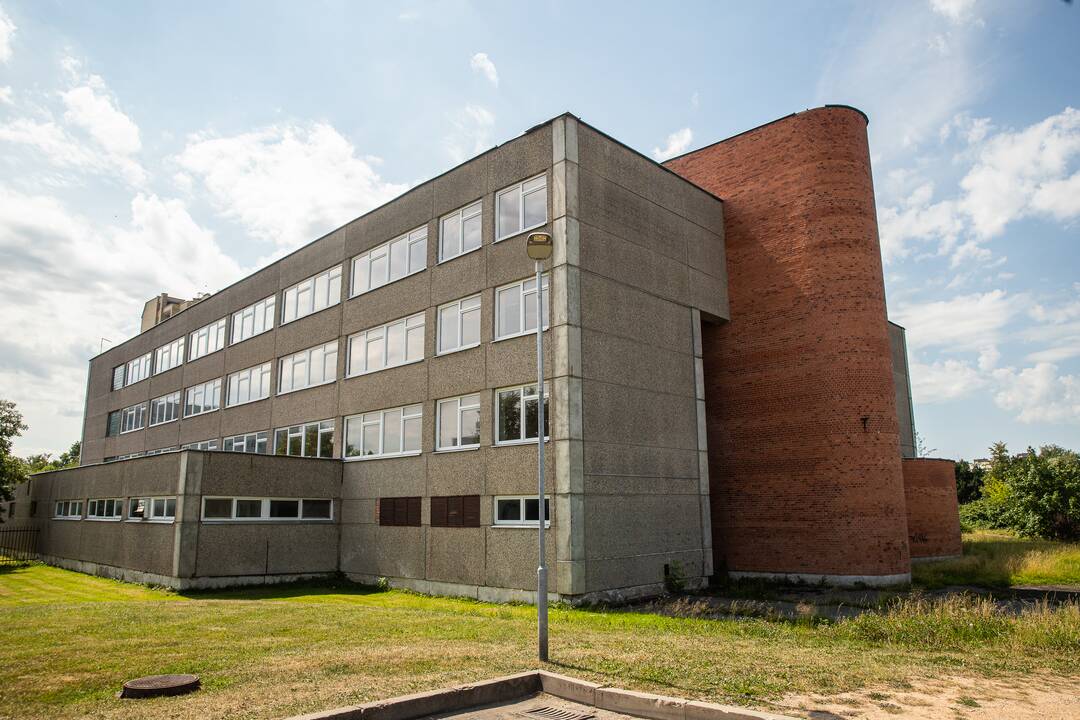 Reakcija: dalis kauniečių piktinosi planais parduoti buvusią V. Bacevičiaus mokyklą.