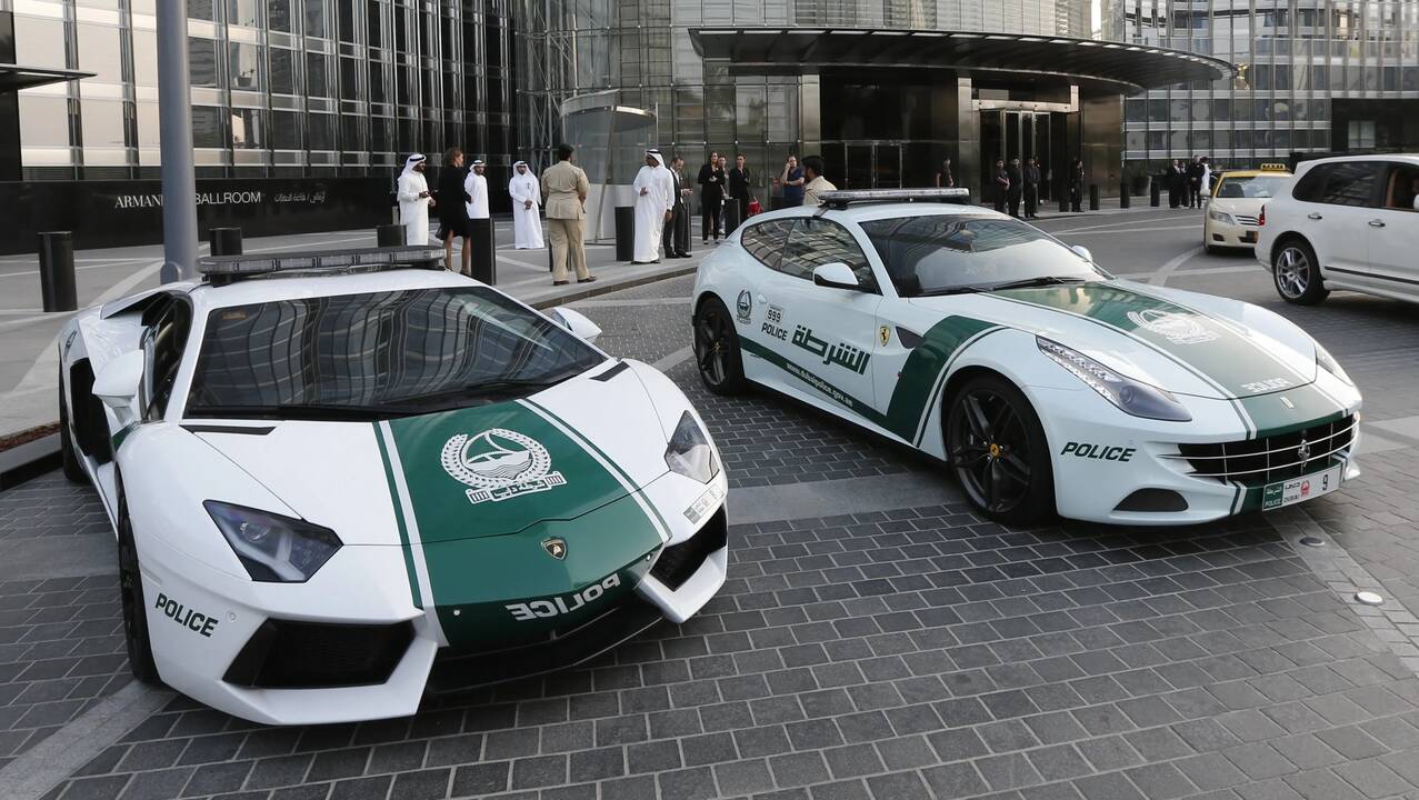  Naujiena: Dubajaus policininkai palankiai įvertino „Bentley Continental GT V8“ galimybes.