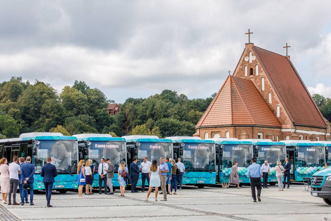 Ceremonija: perkirpus pristatymo šventės juostelę, smaragdiniai autobusai pasklido pakaunėje.