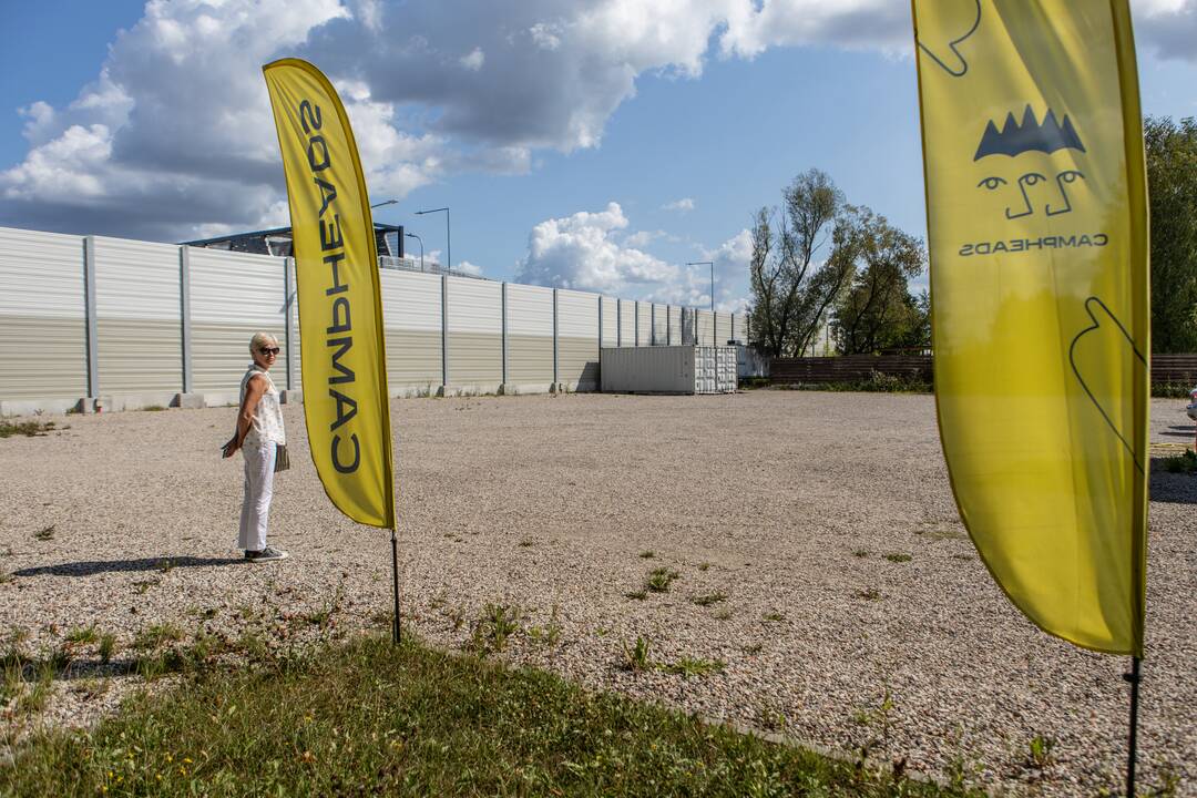 Prielaida: aikštelės vartai ir administracinio pastato langai buvo atviri, tarsi demonstruojama, kad bendrovė veikia ir tik trumpam kažkas kažkur išbėgo.