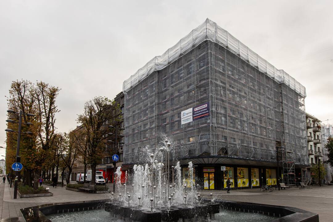 Atnaujinta: kino teatras „Daina“ jau nebešiurpina praeivių, o pasitinka naujomis spalvomis.