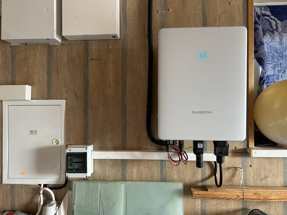 Skundas: ESO iš gyventojų du kartus paprašė primokėti už saulės elektrinės prijungimo prie tinklų ir galios padidinimo darbus.