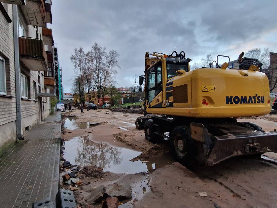 Įkliuvo: jau daugiau nei dvi savaites kiemo tvarkymo darbai nejuda.