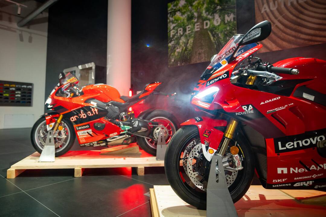 Žvaigždės: prie „Ducati“ vairo – pasaulio čempionai F. Bagnaia (kairėje) ir A. Bautista.