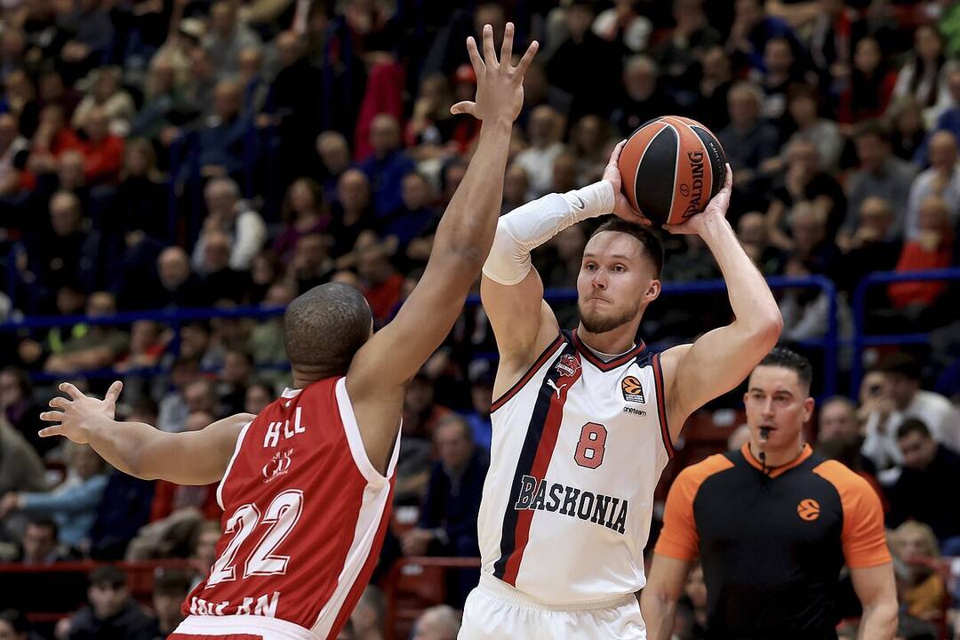 Blykstelėjo: per dvikovą su „Maccabi“ – viltinga E. Sumnerio (su kamuoliu) paraiška (pelnė 14 taškų, pataikė 3/5 tritaškių)