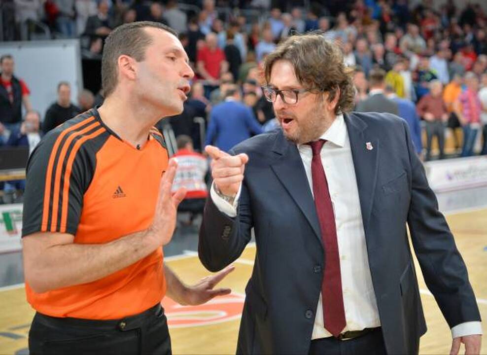 Pažintis: A. Trinchieri prieš savo pirmą treniruotę Kaune šiltai bendravo su kiekvienu žalgiriečiu.