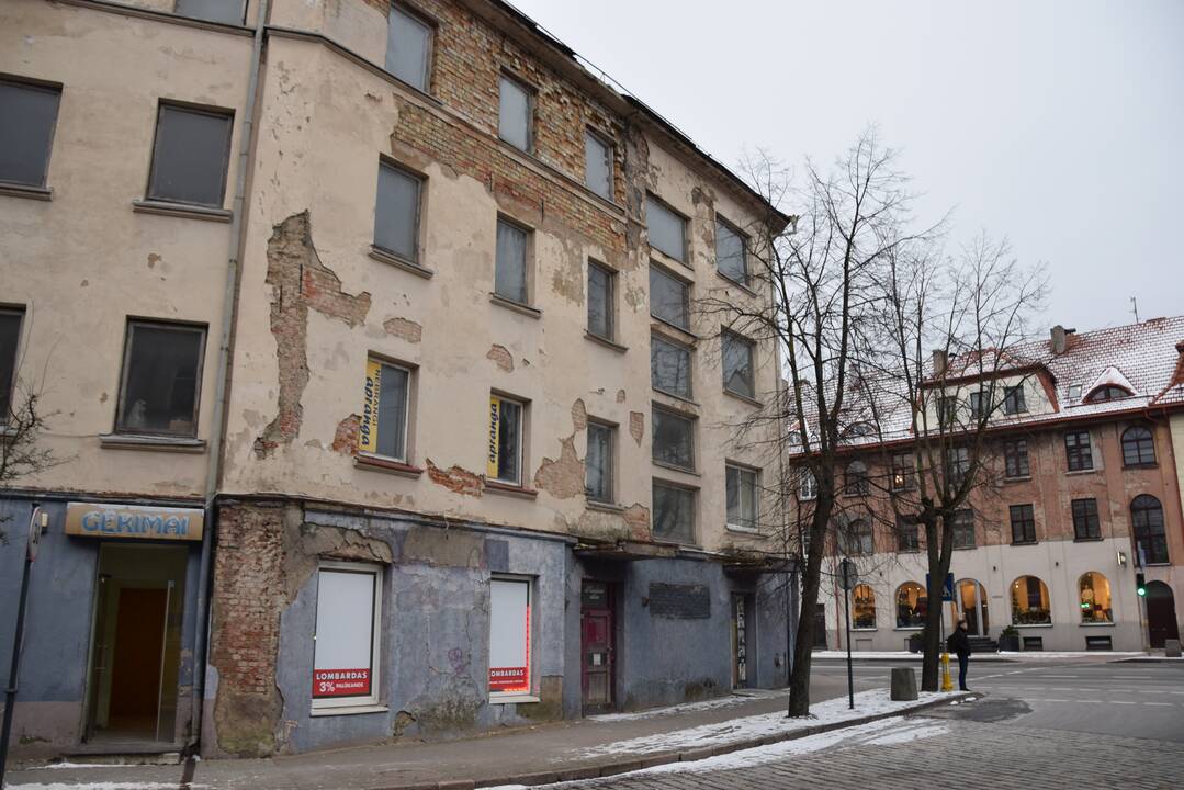 Nykimas: kiemo pusėje buvęs viešbutis primena karo nusiaubtą pastatą.