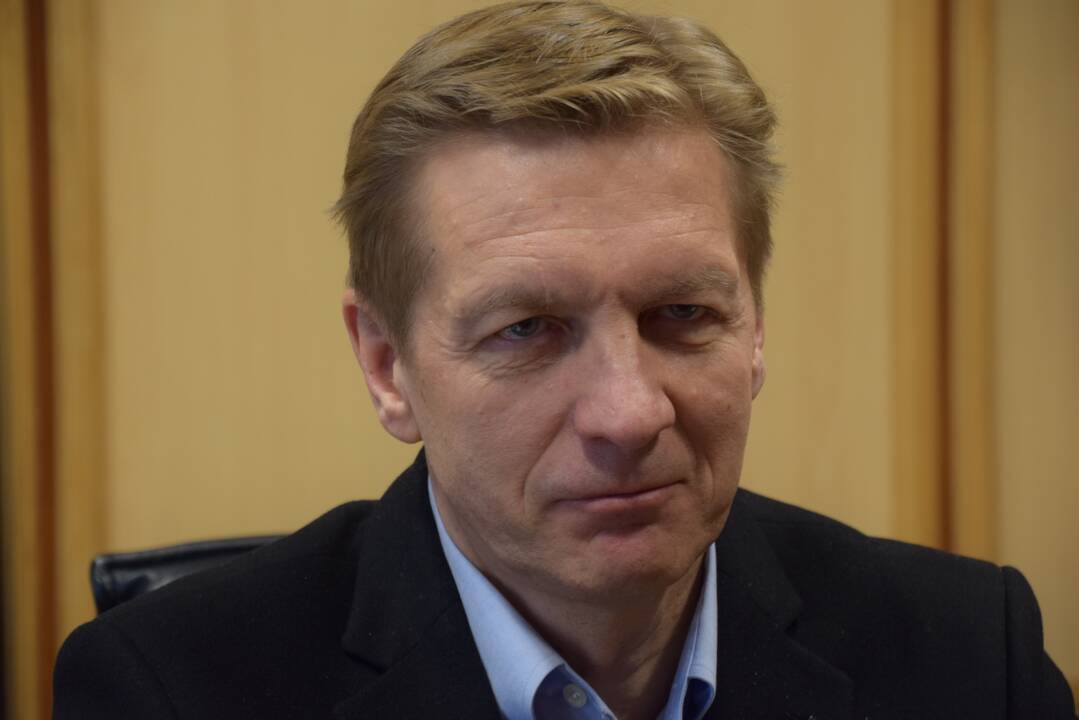 Nykimas: kiemo pusėje buvęs viešbutis primena karo nusiaubtą pastatą.