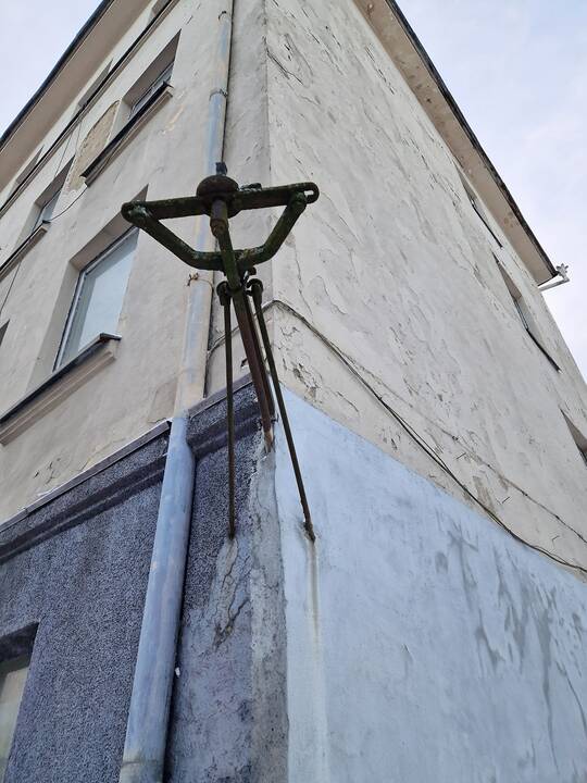 Nykimas: kiemo pusėje buvęs viešbutis primena karo nusiaubtą pastatą.