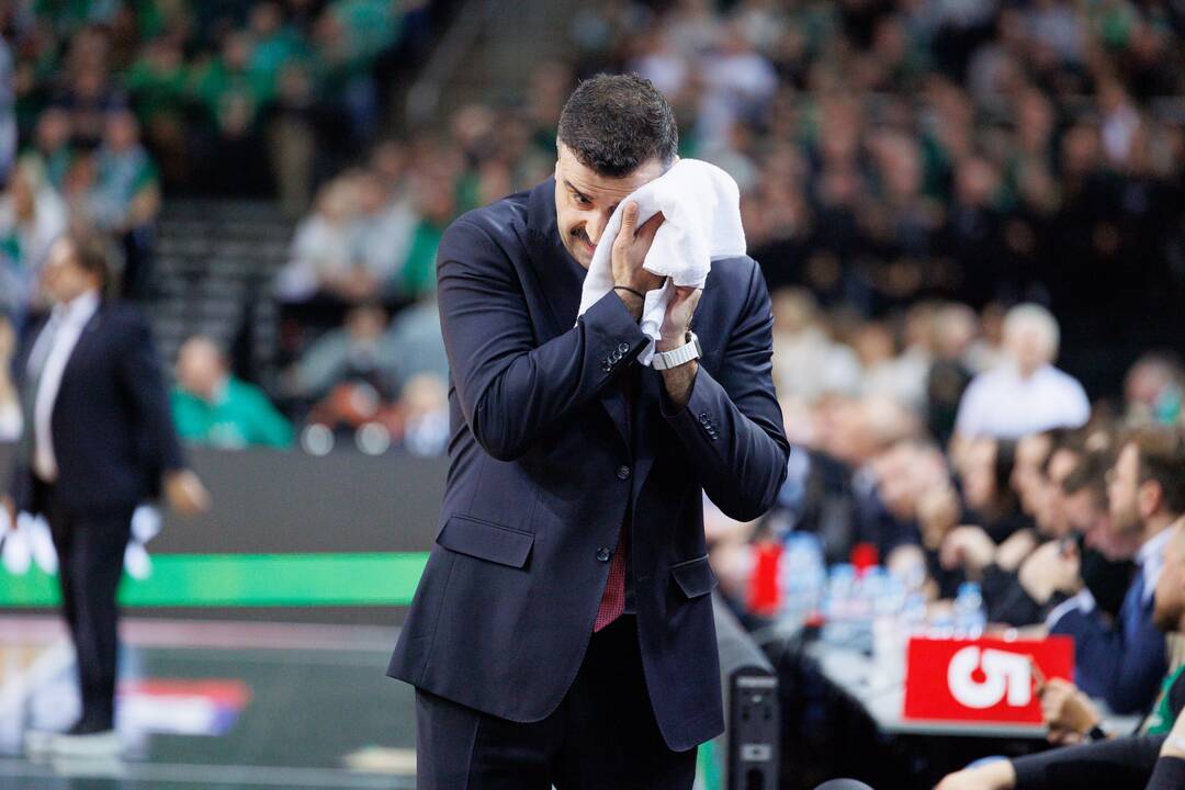 Gynyba: D. Giedraitis (ant grindų) neleido įsižaisti vienam „Anadolu Efes“ lyderių Sh. Larkinui.