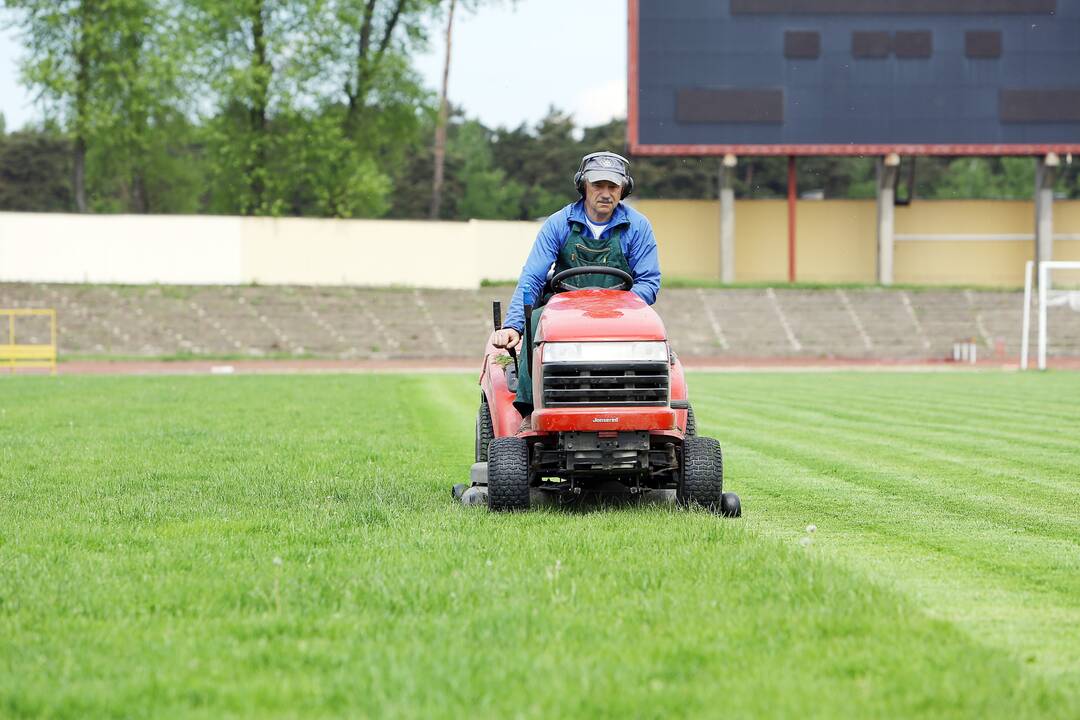 Remontas: renovavus stadionus, mokyklos dažnokai skundžiasi, kad aikštynai nuniokojami, o po kurio laiko ima lįsti atliktų darbų brokas.
