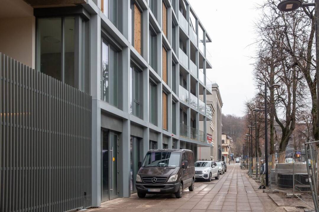 Vieta: šalia apgadintų automobilių aptikta ir medžio atplaiša nuo greta – Laisvės alėjoje – išdygusio naujos statybos daugiabučio.