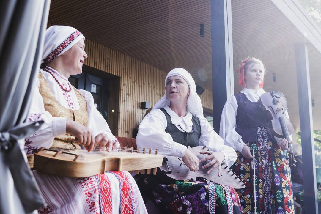 Inscenizacija: „Altonės“ ansamblio narės visus dalyvius įtraukė į pasakos apie uodą vyksmą.
