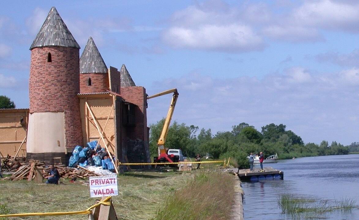 Istorija: prisiminimuose iš Rusnės išliko nuotraukos su filmo apie Štiortebekerį dekoracijomis šalia Atmatos upės.