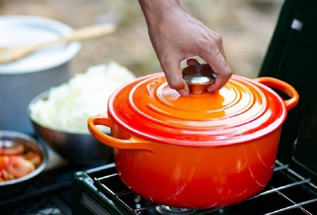  Pastangos: reikmenims iš ketaus reikia ypatingo dėmesio. Nors jie pagaminti iš tvirto metalo lydinio, jų priežiūra skiriasi nuo nerūdijančio plieno indų.