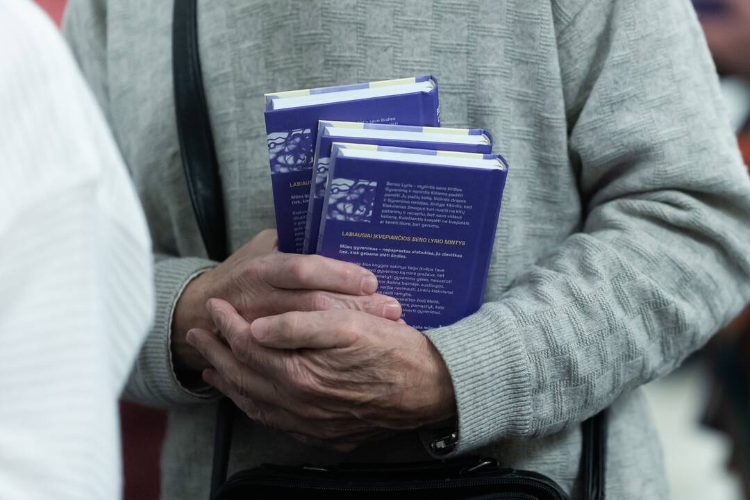 „Paskyriau šią knygą nerimo visuomenėje gyvenantiems žmonėms. Labai tikiu, kad vienas neįpareigojantis sakinys kartais gali padrąsinti eiti pirmyn“, – sako B. Lyris.