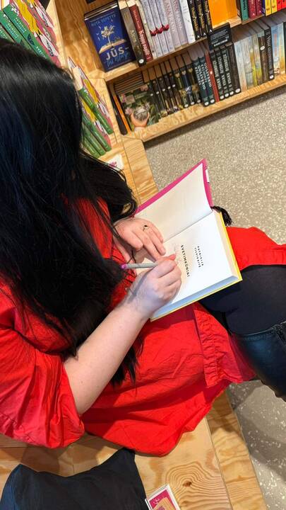 „Nesijaučiu meno kūriniu, bet su kiekvienu piešiniu jaučiuosi vis labiau savimi“, – tikina gausiai kūną išsitatuiravusi P. Tilvikaitė.