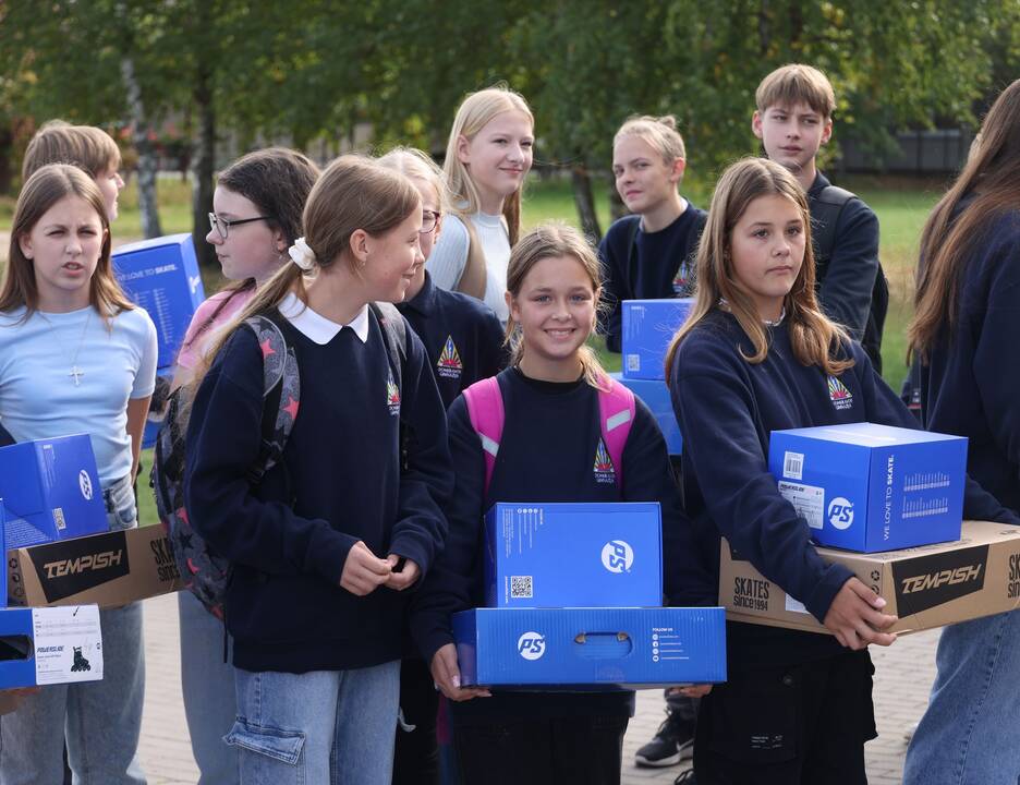 Skatinimas: R. Popovienė įteikdama dovaną kiekvienam rasdavo ir gražių žodžių.