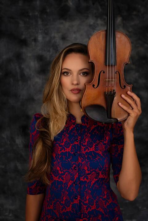Kartu: su Klaipėdos kameriniu orkestru muzikuos smuikininkės J. Zajančauskaitė, R. Lipinaitytė, E. Valutė ir J. Andersson.