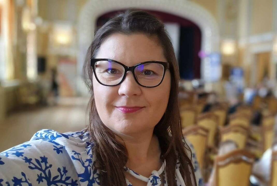 Žinios:  J. Motiejūnienė pastebi, kad humoro vertimas paremtas giliu kultūros, kalbų ir socialinių principų išmanymu.