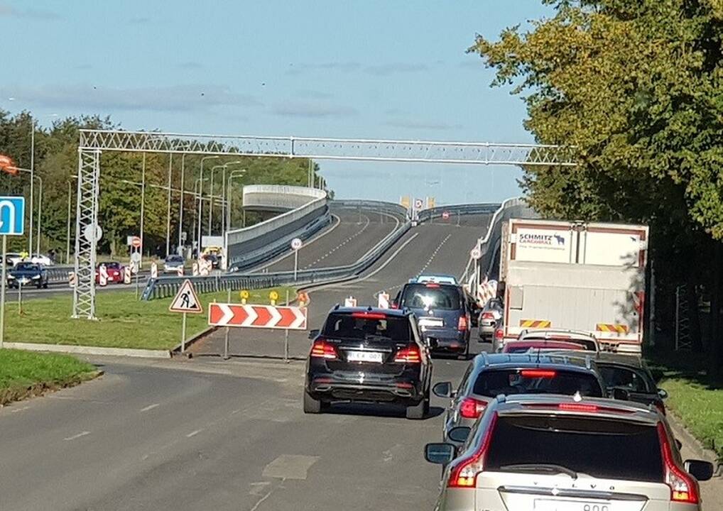 Sangrūda: sunkvežimių kamšatys prie įvažos į jūrų perkėlą.