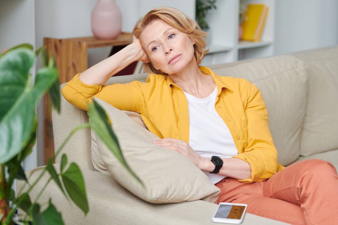 Sumažėjusią skydliaukės hormonų gamybą išduoda sulėtėjusi medžiagų apykaita, širdies veikla ar jaučiamas nuolatinis nuovargis, silpnumas net pailsėjus.