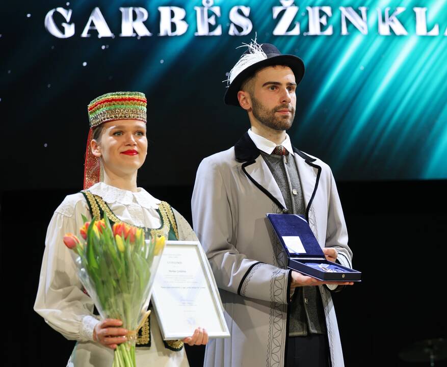 Pakyla: meras V. Makūnas (trečias iš dešinės) apdovanojo šešis kraštui labiausiai nusipelniusius žmones.