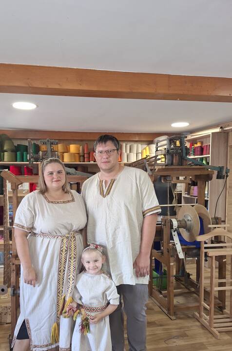 Šeima: U. Salikaitė-Pranckūnienė austi mokė ir savo vyrą Mindaugą, močiutės padedama jau yra audusi ir poros dukra Luknė.