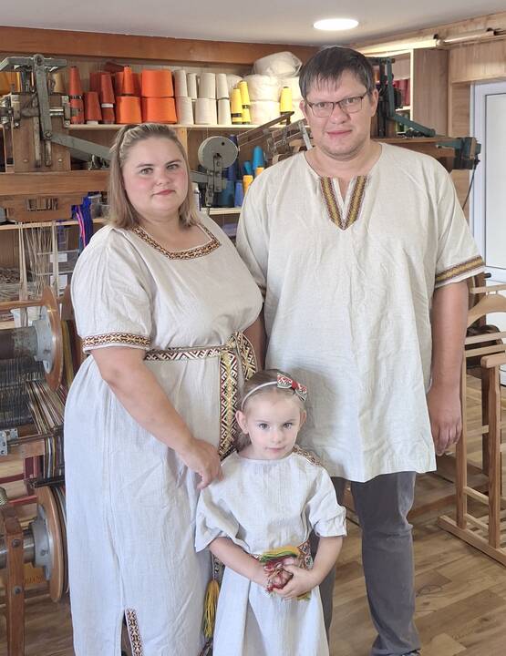 Šeima: U. Salikaitė-Pranckūnienė austi mokė ir savo vyrą Mindaugą, močiutės padedama jau yra audusi ir poros dukra Luknė.