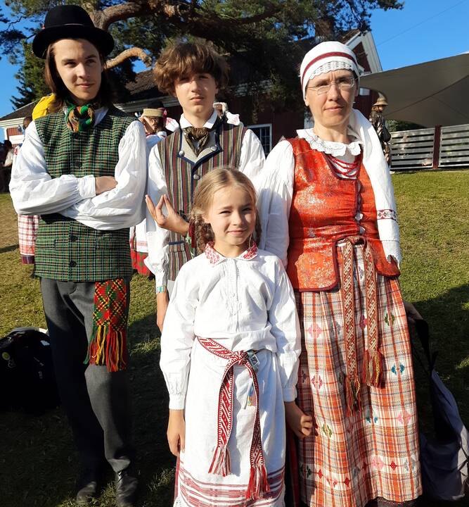 Vertybės: Astos šeimoje meilės folklorui ir senosioms tradicijoms grūdas jau seniai pasėtas. Vaikai drauge su mama daug metų lanko „Virvytės“ folklorinį ansamblį.