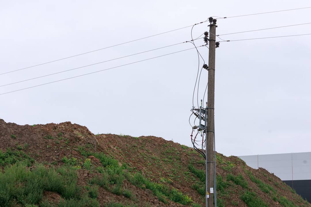 Situacija: bendrovės atstovai po elektros linija supylė laikiną pylimą, esą gyventojams apsaugoti.