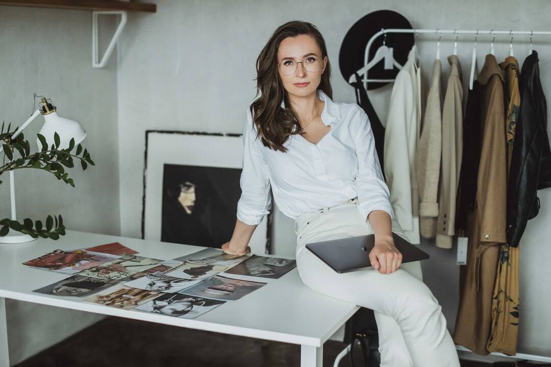 „Tikiu, kad mūsų drabužiai nebyliai kalba su aplinkiniais, jie atskleidžia mūsų asmenybę ir komunikuoja su pasauliu“, – sako stilistė M. Glebutė. 