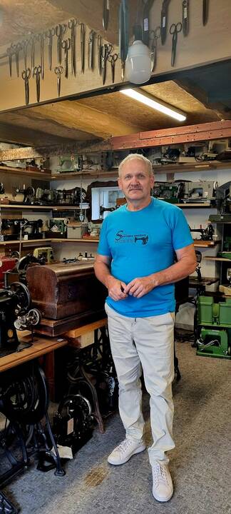 Šeimininkas: siuvimo mašinų muziejaus įkūrėjas K. Bukauskas tikina, kad rasti gerą eksponatą kolekcijai nesunku, – sunkiausia jį parsigabenti. 
