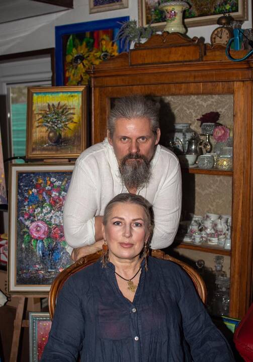 Bohemiškai: menininkės namuose – jauku. Sienos braška nuo Vilijos tapytų paveikslų, akį traukia įspūdingos jos kurtos mozaikos. 