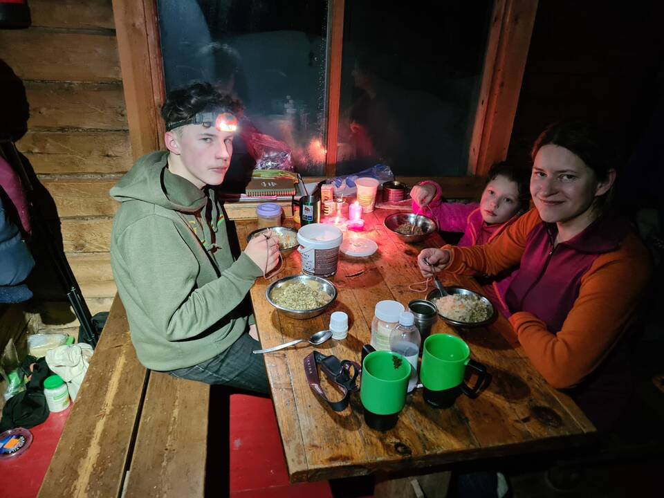Startas: šeimos komanda pasiruošusi įveikti slidėmis 10–20 km. 