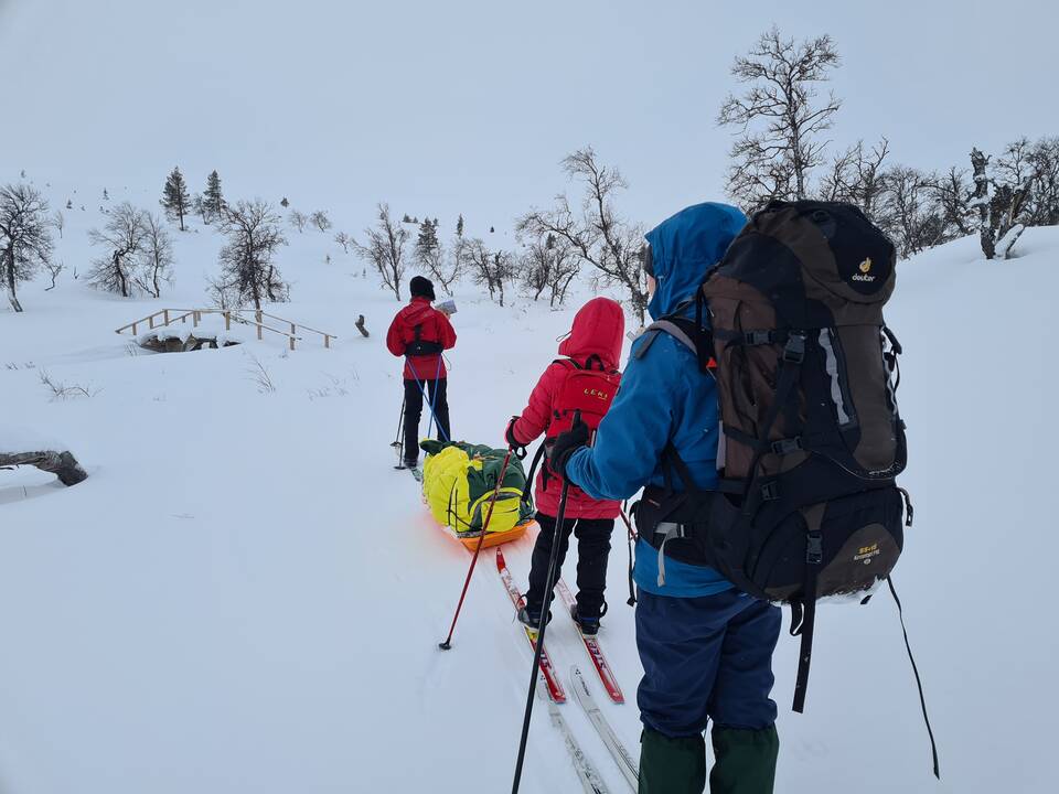 Startas: šeimos komanda pasiruošusi įveikti slidėmis 10–20 km. 
