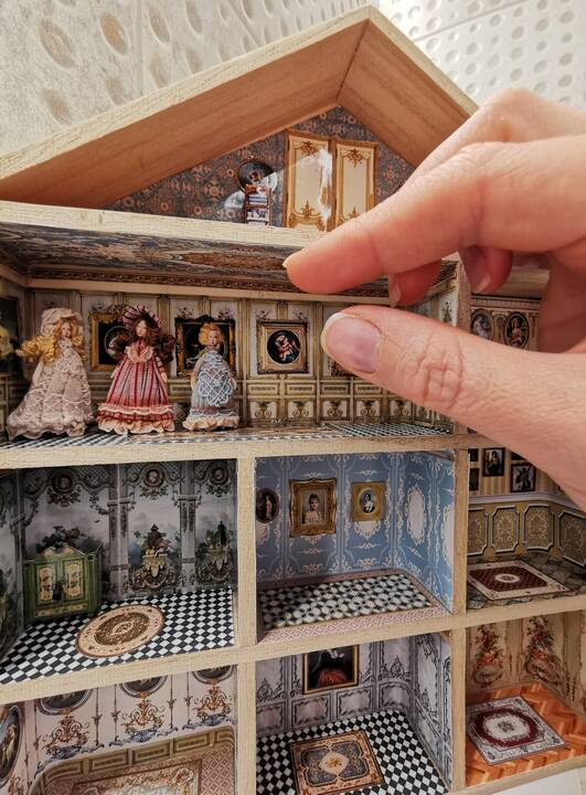 Venecijos karnavalui A. Mikalauskienė siūdinosi specialų kostiumą, o svarbiausia buvo karūna – joje įrengtas karališkas kambarys. 