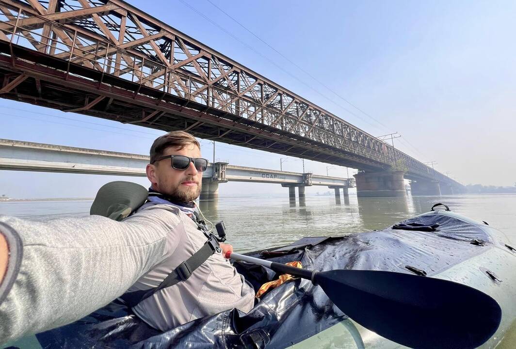 Pakeliui: „Teko praplaukti pro keletą milžiniškų tiltų,nutiestų per Gangą. Nesusilaikiau ir pasidariau asmenukę”, – šypsosi keliautojas.