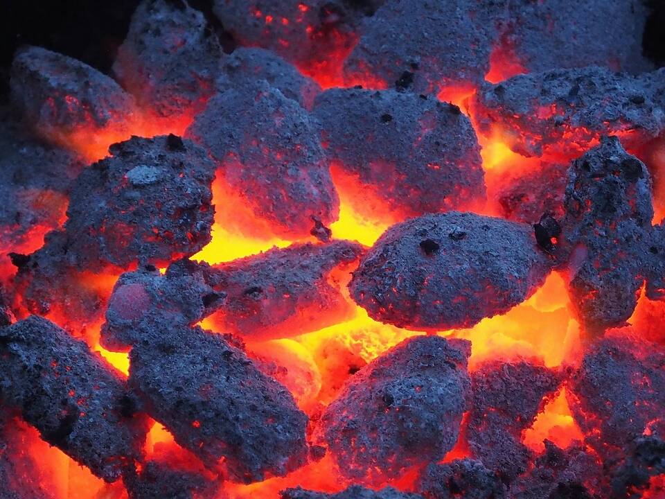 Permainos: vis dažniau juodus iš kaminų besiverčiančius dūmus ima keisti šviesūs lengvi dūmeliai.