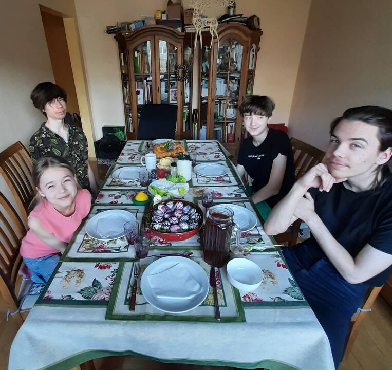Vertybės: Astos šeimoje meilės folklorui ir senosioms tradicijoms grūdas jau seniai pasėtas. Vaikai drauge su mama daug metų lanko „Virvytės“ folklorinį ansamblį.